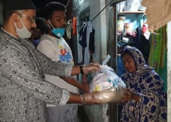 নীরবে নিভৃতে মানুষের মাঝে খাদ্যসামগ্রী দিলেন যুবলীগ নেতা ফয়েজ