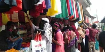 স্বাস্থ্যবিধি না মানায় নওগাঁ সব দোকানপাট,শপিংমল বন্ধ