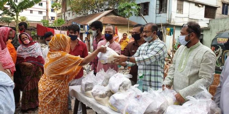 ৩শ পরিবারকে খাদ্যসামগ্রী দিয়ে সহায়তা করলেন যুবলীগ নেতা ফয়েজ
