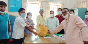 মোহনপুরে “করোনা যোদ্ধা” সম্মাননা পেল ডাক্তার, পুলিশ  ও সাংবাদিক
