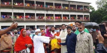পবায় পদ্মা সমাজ উন্নয়ন সংস্থার ঈদ উপহার বিতরণ