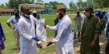 নাটোরে শিক্ষকদের মাঝে বকুল এমপি’র ঈদ উপহার বিতরণ
