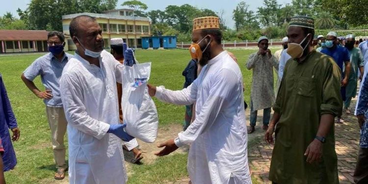 নাটোরে শিক্ষকদের মাঝে বকুল এমপি’র ঈদ উপহার বিতরণ