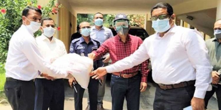 পুলিশ সুপারের ত্রাণ তহবিলে ব্যাংক অফিসার্স এসোসিয়েশন এর অনুদান প্রদান