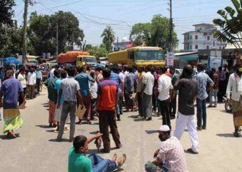 পঞ্চগড়ে হোটেল শ্রমিকদের বিক্ষোভ-সড়ক অবরোধ