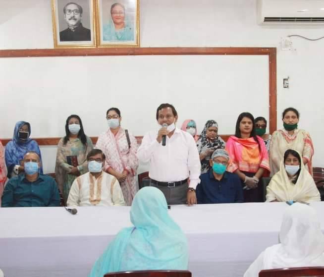 বেতন বোনাসের টাকায় নিম্ন আয়ের নারীনেত্রীদের ঈদ উপহার দিলেন আ’লীগ নেত্রী সাবিনা ইয়াসমিন