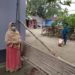 করোনা রোগীর বাড়িতে ইসরাত জাহান পারুলের ঈদ উপহার