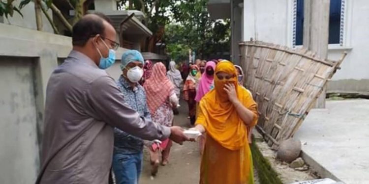 সোনারগাঁও পৌরসভার ৮নং ওয়ার্ডে ৬৫০টি পরিবারের মাঝে ইফতার বিতরণ
