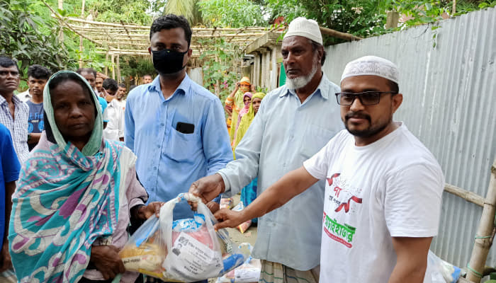 সোনারগাঁয়ে পূর্ব ও পশ্চিম কান্দারগাঁও গ্রামে ইঞ্জিনিয়ার মাসুমের ঈদ উপহার বিতরণ