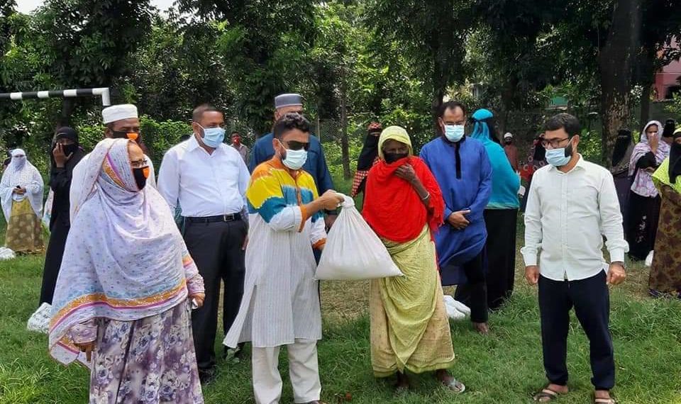১৩০ পরিবারে দুধ,চিনি ও খাদ্যসামগ্রী বিতরণ করেন মাসুম