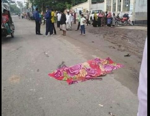 ট্রাকের চাপায় প্রাণ গেলো মায়ের, বেঁচে গেল আট মাসের সন্তান