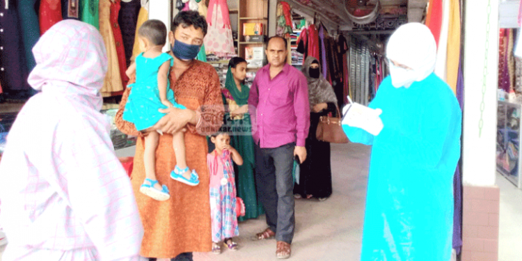 মৌলভীবাজারে মুখে মাস্ক ও সামাজিক দূরত্ব না মানায় ১৪ জনকে জরিমানা