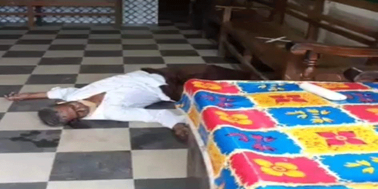 শ্রীমঙ্গলে বাস কাউন্টারে হঠাৎ মৃত্যুর কোলে ঢলে পড়লেন যাত্রী
