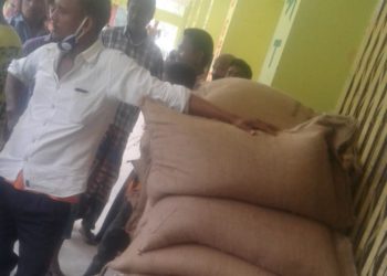 নিজস্ব অর্থায়নে ত্রাণ বিতরণ দেবীগঞ্জ উপজেলা চেয়ারম্যানের