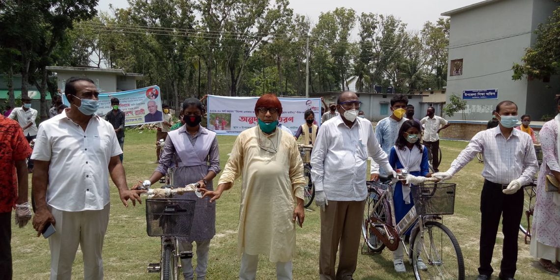 নাটোরে ক্ষুদ্র নৃ-গোষ্ঠীর শিক্ষার্থীদের মাঝে বাইসাইকেল বিতরণ
