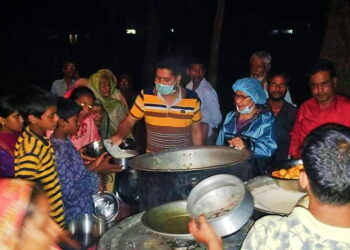 রাণীশংকৈলে রাতে বানভাসিদের খাবার যোগান দিলেন এমপি লিটা