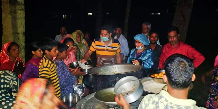 রাণীশংকৈলে রাতে বানভাসিদের খাবার যোগান দিলেন এমপি লিটা