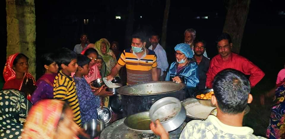 রাণীশংকৈলে রাতে বানভাসিদের খাবার যোগান দিলেন এমপি লিটা