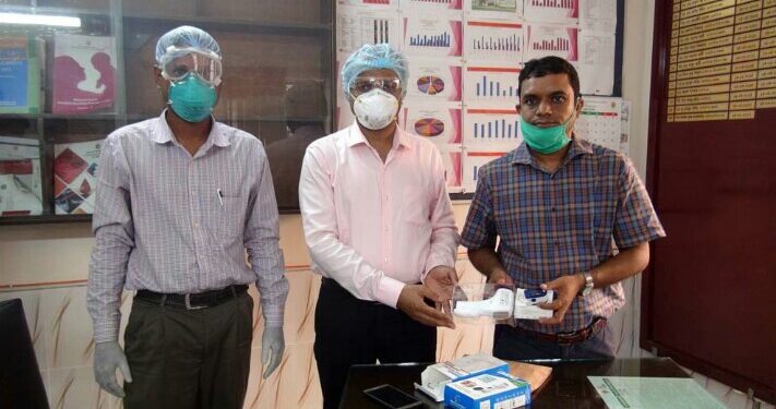 ঝালকাঠি সদর হাসপাতালে পালস অক্সিমিটার ও থার্মোমিটার দিলেন জেলা প্রশাসক