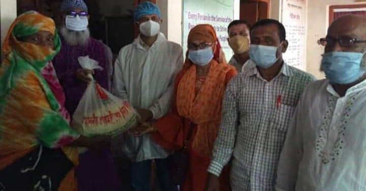ফতুল্লায় দুস্থদের মাঝে বিজিএফের চাল বিতরণ