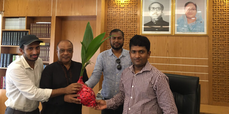 ইউএনও কে গাছ দিয়ে শুভেচ্ছা জানায় পরিবেশ রক্ষা ও উন্নয়ন সোসাইটি