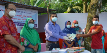 আশ্রয়ণ প্রকল্প পরিদর্শন ও শিক্ষার্থীদের বই উপহার দিলেন জামালপুরের জেলা প্রশাসক