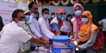 কভিড-১৯ প্রতিরোধে ওয়ার্ল্ড ভিশনের হাইজিন কিটসও নগদ টাকা বিতরণ