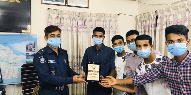 মৌলভীবাজার মডেল থানার ওসিকে সোনার বাংলা আদর্শ ক্লাবের সংবর্ধনা
