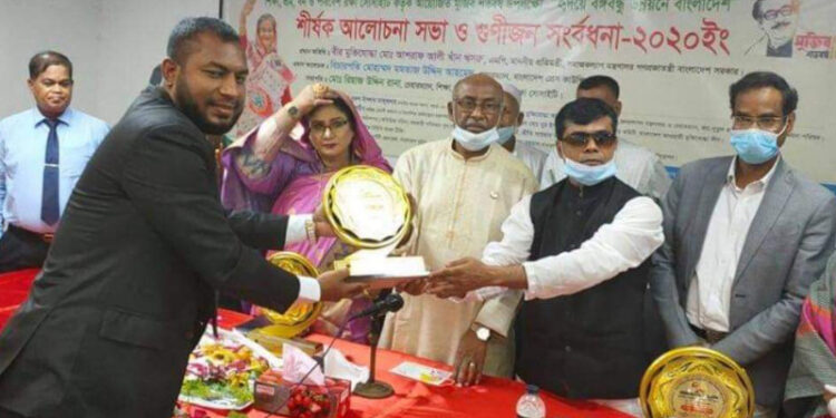 দেশরত্ন পদক-২০২০ সম্মাননা পেলেন গরীবের উকিল মোঃফিরোজ মিয়া