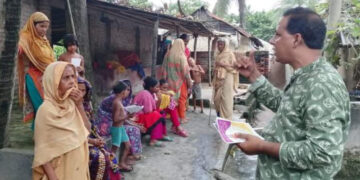 কেশরহাট পৌর নির্বাচনঃ বাড়ি বাড়ি গিয়ে দোয়া চাইছেন মেয়র পদপ্রার্থী শাহিন