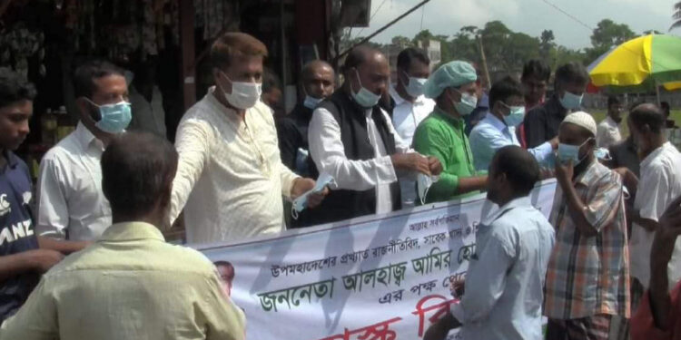 নলছিটিতে পথচারীদের মাঝে দশ হাজার মাস্ক বিতরণ