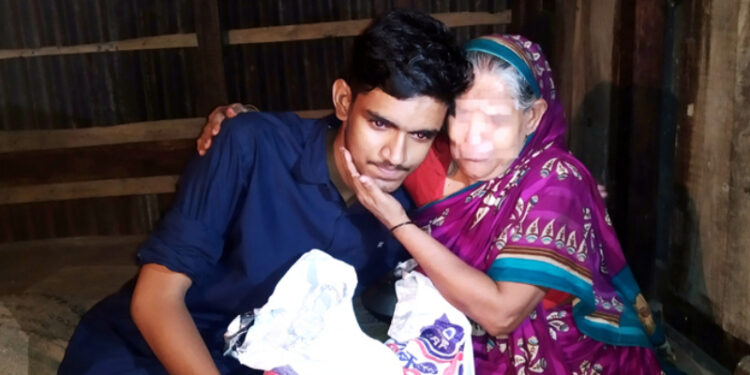 ঝালকাঠিতে পরম মমতায় অসহায় বৃদ্ধের পাশে দাঁড়ালেন ছাত্রলীগ নেতা লুসান