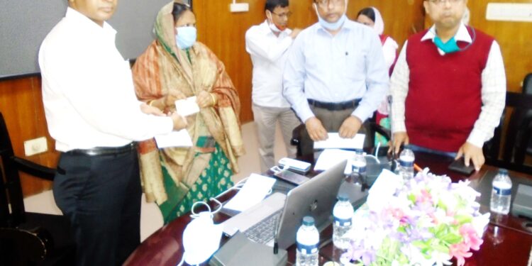 ঝালকাঠিতে ত্রিশটি মহিলা সমিতিকে ১০ লক্ষ ১৫ হাজার টাকা অনুদানের চেক বিতরণ