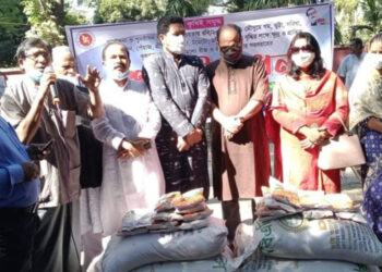 রাণীশংকৈলে বিনামূল্যে কৃষকের মাঝে সার বীজ প্রণোদনা প্রদান
