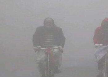 তেঁতুলিয়ায় দিনেও হেডলাইট জ্বালিয়ে চলছে গাড়ি