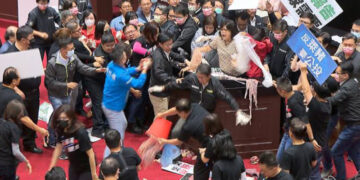 তাইওয়ান পার্লামেন্টে প্রধানমন্ত্রীর ওপর শূকরের নাড়িভুঁড়ি ছুড়ে মারল বিরোধীদল