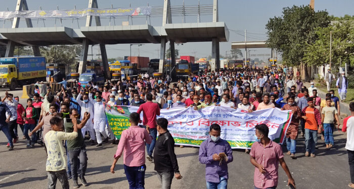 বঙ্গবন্ধুর ভাস্কর্য নির্মাণে বিরোধিতার প্রতিবাদে সোনারগাঁয়ে বিক্ষোভ