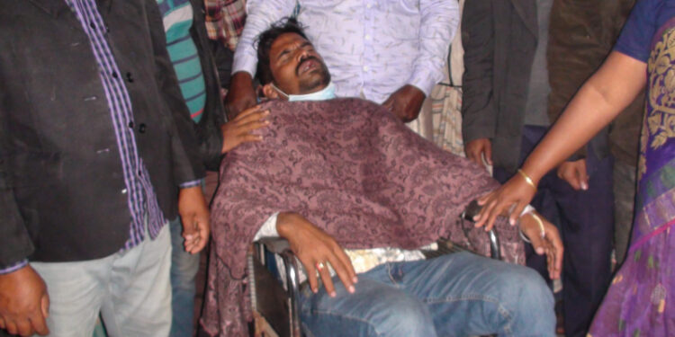 কৃষক লীগ নেতা রুকনকে মারধর