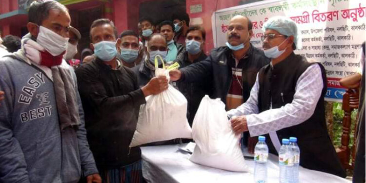 ঝালকাঠিতে করোনায় ক্ষতিগ্রস্ত কৃষকের মাঝে ধান, বীজ ও হাঁসের বাচ্চা বিতরণ