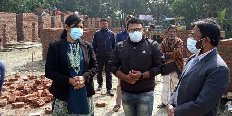 নলছিটিতে প্রধানমন্ত্রীর দেওয়া ঘর নির্মাণ প্রকল্প পরিদর্শনে পরিচালক