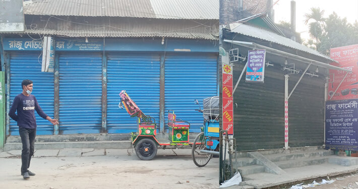 জুতাপেটা খেয়ে ব্যবসা প্রতিষ্ঠান বন্ধ করে দিলেন চেয়ারম্যান