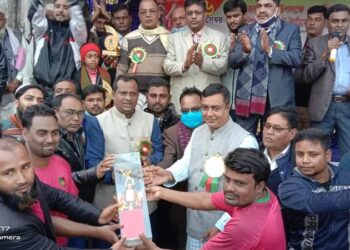 মোহনপুরে এমপি কাপ টুর্নামেন্টে বিজয়ীদলের মাঝে পুরষ্কার তুলেদেন এমপি আয়েন উদ্দিন