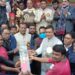 মোহনপুরে এমপি কাপ টুর্নামেন্টে বিজয়ীদলের মাঝে পুরষ্কার তুলেদেন এমপি আয়েন উদ্দিন