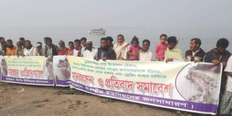 ড্রেজারে অপরিকল্পিত ভাবে বালু উত্তোলন, হুমকির মুখে মেঘনা তীরের ৪ গ্রাম