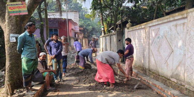 সোনারগাঁয়ে নিম্নমানের সামগ্রী দিয়ে রাস্তা নির্মাণ