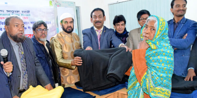 শীতার্ত মানুষদের মাঝে ইলিয়াস কাঞ্চনের শীতবস্ত্র বিতরণ