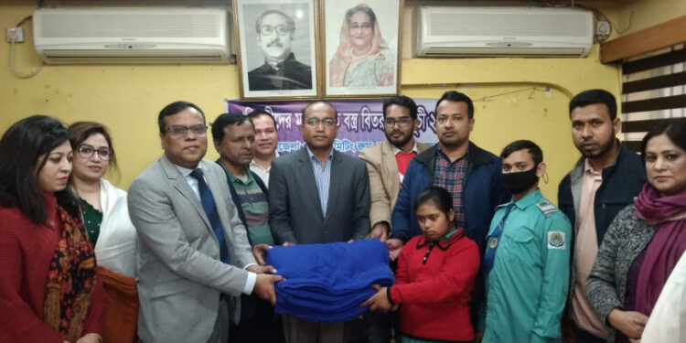 রূপগঞ্জে প্রতিবন্ধিদের মাঝে কম্বল বিতরণ