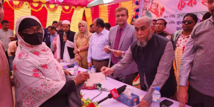 নবীনগরে অধিগ্রহণকৃত ভূমি মালিকদের মাঝে চেক হস্তান্তর