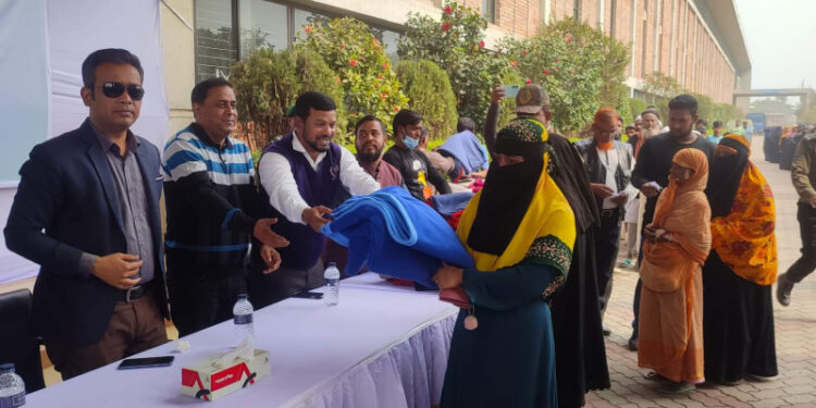 সোনারগাঁয়ে আমান গ্রুপের শীতার্তদের মাঝে কম্বল বিতরণ
