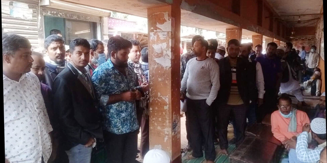 সোনারগাঁয়ে নিয়মিত সাব রেজিষ্ট্রারের দাবিতে দলিল লেখকদের কর্মবিরতি, বিক্ষোভ